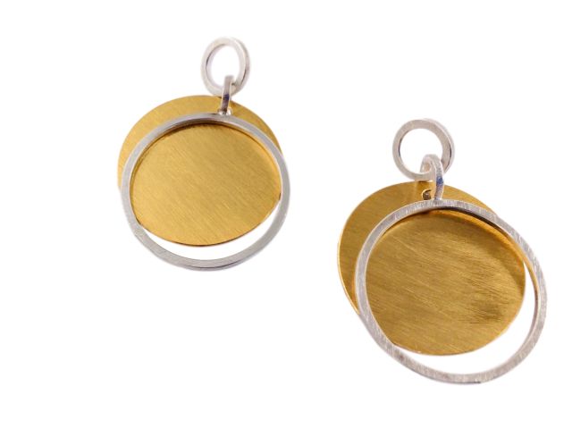 Ohrringe mit Steckern aus teilweise vergoldetem Silber, hängend. Gefertigt aus vierkantigem Draht und einer vergoldeten Silberscheibe. Maße: ca. 29x45 mm.