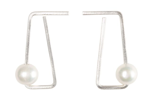 Silberne Stecker-Ohrringe, Trapezform mit einer Perle.