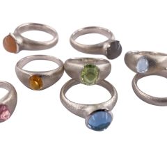Klassisch, kompakte Ringe aus Silber mit runden Steinen mit Cabochon-Schliff.