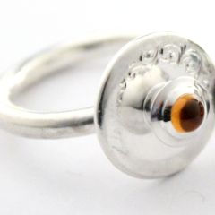 Ring mit scheibenförmigem Oberteil aus Silber mit Citrin und Handgravur.