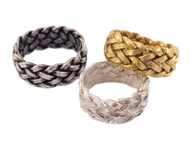 Ring mit geflochtener Textur, Ring mit geflochtener Textur. Silber, Silber vergoldet oder geschwärzt, Breite ca. 10 mm.