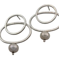 Stecker-Ohrringe mit überlappendem Kreis und Oval aus Silberdraht. Am unteren Ende mit einer mit Süßwasserperle. erlappend