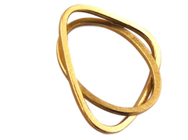Ein ovaler und ein gerundet-dreieckiger Ring,  ineinander verschlungen aus vierkantigem, vergoldeten Silberdraht.