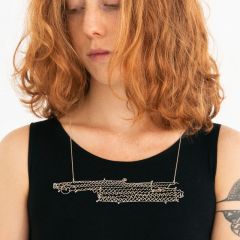"Tristessa" - Halsschmuck und Bildobjekt aus der Serie MY LINES, getragen.