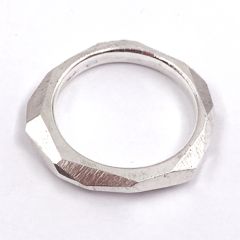 Facettierter Ring; Silber.