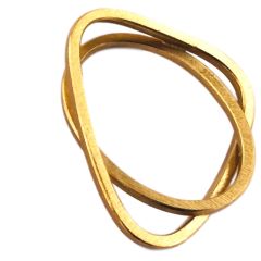 Ein ovaler und ein gerundet-dreieckiger Ring,  ineinander verschlungen aus vierkantigem, vergoldeten  Silberdraht.