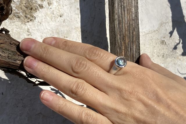 Klassisch, kompakter Ring aus Silber mit rundem Aquamarin mit Cabochon-Schliff, getragen.
