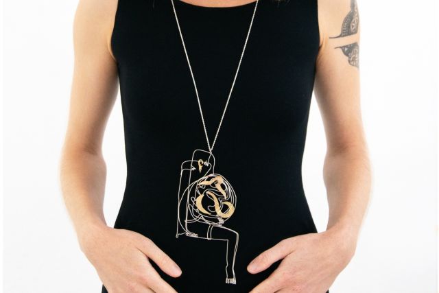 "Bauchgefühl" - Halsschmuck aus der Serie MY LINES, getragen gezeigt.