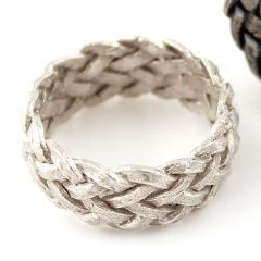 Ring mit geflochtener Textur, Ring mit geflochtener Textur. Silber, Breite ca. 10 mm.