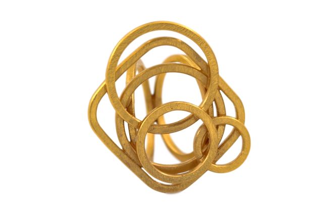 Ring aus vergoldetem Silber mit verschiedenen assymatrisch angeordneten grafischen Elementen. Ansicht von vorne