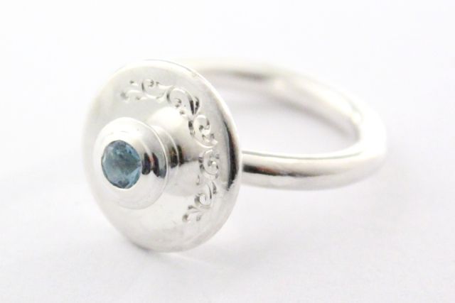 Ring aus Silber mit Aquamarin und Handgravur.