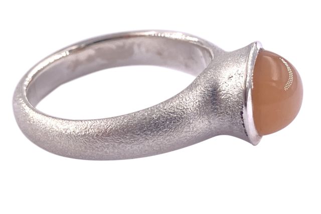 Klassisch, kompakter Ring aus Silber mit rundem, lachsfärbigen Mondstein mit Cabochon-Schliff.