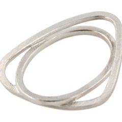 Ein ovaler und ein gerundet-dreieckiger Ring,  ineinander verschlungen aus vierkantigem Silberdraht.