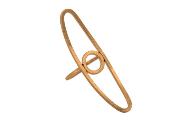 Vergoldeter Silberring mit langer schmaler Ellipse, die wiederum einen kleinen Ring enthält.