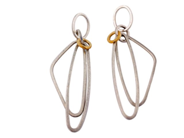 Ohrringe mit Steckern aus Silber, hängend. Anordnung von ovalen und gerundeteten, dreieckigen Formen und einem kleinem vergoldetem Ring als Zierelement. Maße: ca. 72x22 mm.