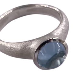 Klassisch, kompakter Ring aus Silber mit rundem Aquamarin mit Cabochon-Schliff.