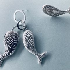 Wal-Ohrringe aus Silber.