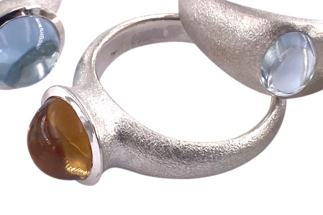Klassisch, kompakter Ring aus Silber mit rundem Citrin mit Cabochon-Schliff.