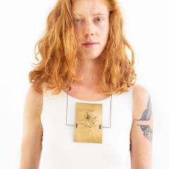 "Hölle" - Halsschmuck und Bildobjekt aus der Serie MY LINES, getragen.
