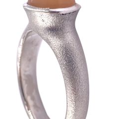 Klassisch, kompakter Ring aus Silber mit rundem, lachsfärbigen Mondstein mit Cabochon-Schliff.