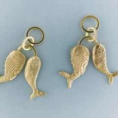 Wal-Ohrringe aus vergoldetem Silber.