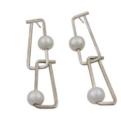 Stecker-Ohrrigen Silber, 2 Trapeze mit Perle ineinander gehängt.