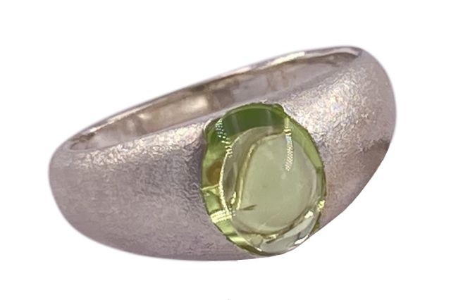 Silberring mit ovalem, grünen Peridot.