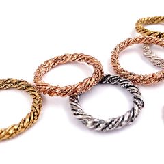 Gekordelte Ringe in mehreren Farben aus Sterlingsilber.