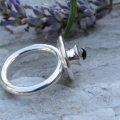 Ring aus Silber mit Granat und Handgravur.