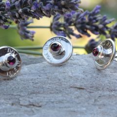Ring mit passenden Manschettenknöpfen aus Silber mit Granaten und Handgravur.