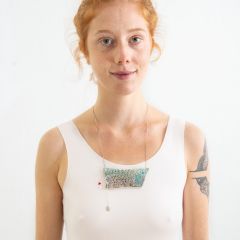 "Je suis la mer" - Halsschmuck und Bildobjekt aus der Serie MY LINES, getragen.