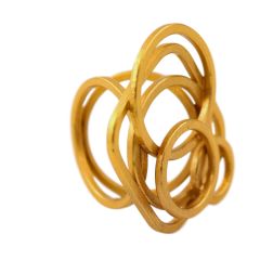 Ring aus vergoldetem Silber Ring mit verschiedenen assymatrisch angeordneten grafischen Elementen.Ansicht von der Seite