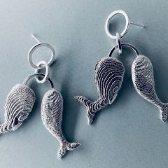 Wal-Ohrringe aus Silber.