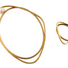 Armreif aus Silber mit Süßwasserperle und passender Ring. Die Form besteht aus zwei ineinander verschlungenen Elementen, einem ovalen und einem gerundet-dreieckigen.