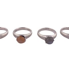 Klassisch, kompakter Ring aus Silber mit runde, bunten Steinen mit Cabochon-Schliff.