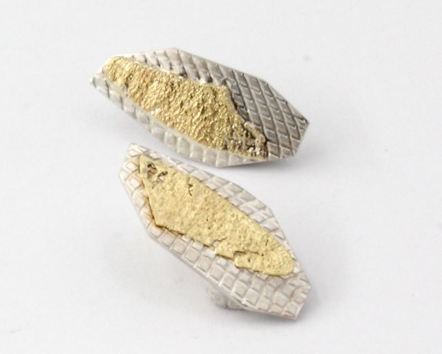 Doppelfärbige Ohrstecker aus Silber und Gold mit Textur.