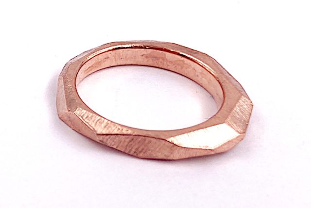 Ring mit Kristallflächen, Silber, rotgold vergoldet.