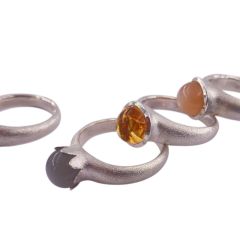 Mehrere Ringe aus der Serie "Everybody's Darling" mit runden Steinen mit Cabochon-Schliff.