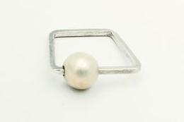 Viereckiger Ring mit Perle.